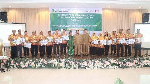 Sekda Kalimantan Barat Memberikan Penghargaan Kepada Insan Pertanian Berprestasi
