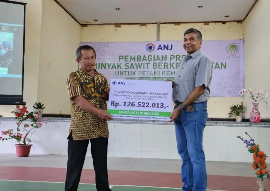ANJ Siais Serahkan Hasil Premi CSPO Rp 126,5 Juta Kepada Koperasi Tani Binasari