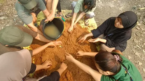 UNJA Mengubah Serbuk Kayu Menjadi Pupuk Organik