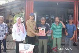 Disbun Kaltim Menyalurkan Bantuan Pukuk dan Bibit