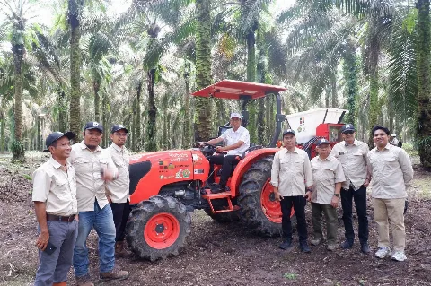 Traktor Autonomous Pemupuk Sawit Diluncurkan, Efisiensi Biaya Turun hingga 60 Persen