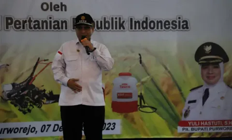Wamentan Menyerahkan Bantuan Alsintan Untuk Peningkatan Produksi dan Produktivitas Pertanian