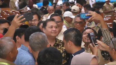Saat Menko Airlangga Jadi Rebutan Selfie Ratusan Petani Sawit