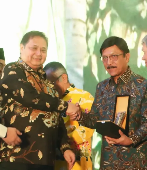 Di Penas Petani Sawit, Dirut BPDPKS Terima Penghargaan dari Menko Perekonomian RI