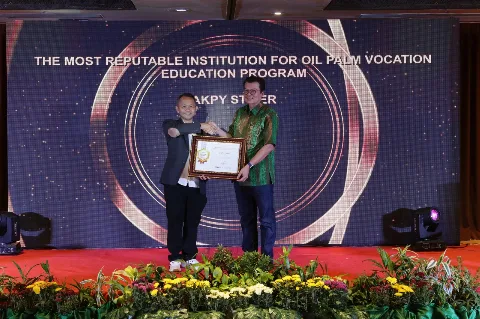 AKPY Stiper Terima Penghargaan Kategori The Most Reputable Institution For Oil Palm Vocation Education Program