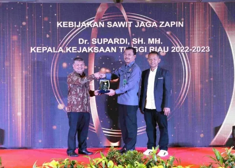 Dr. Supardi, Kejati Riau 2022-2023 Terima Sawit Indonesia Award Kategori Jaga Zapin