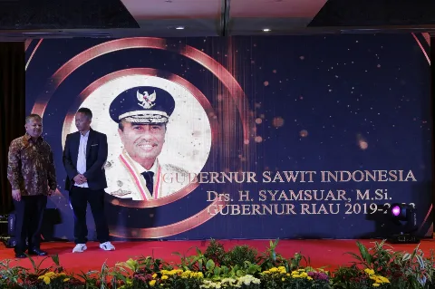 Raih Sawit Indonesia Award, H.Syamsuar Dinobatkan Sebagai Gubernur Sawit Indonesia