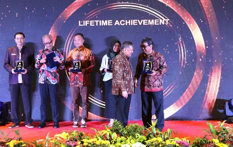 Prof. Budi Mulyanto Terima Penghargaan Sawit Indonesia Awards 2023