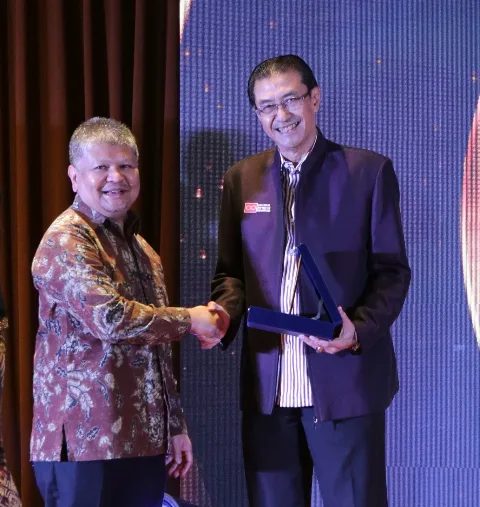 Berkontribusi dalam Riset, Prof (R). Ir. Didiek Hadjar Goenadi Raih Lifetime Achievement Sawit Indonesia Awards 2023