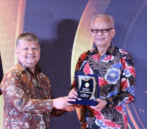 Dr. Rusman Heriawan Dapat Penghargaan Lifetime Achievement Sawit Indonesia Awards 2023
