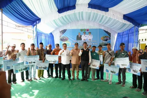 Pj Gubernur Kaltim Akmal Malik Menyerahkan Bantuan Alat Mesin Pertanian