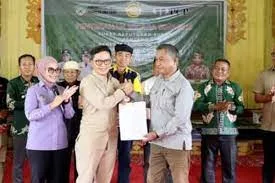 Bupati Kabupaten Tana Tidung menyerahkan surat keputusan Penetapan Calon Lahan Perkebunan Sawit