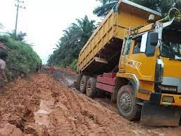 PalmCo Perbaiki Jalan Penghubung Ke Tiga Desa