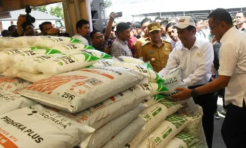 Pj Gubernur Sumatera Utara mendampingi Menteri Pertanian menyerahkan bantuan pertanian senilai kurang lebih Rp534 miliar