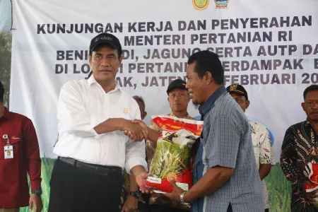 Mentan Berikan Bantuan Benih 10.000 ha dan 30 Milliar Sarana Pertanian