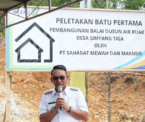 Sahabat Mewah Makmur Bangun Balai Dusun Air Ruak Dua Di Desa Simpang Tiga, Dihadiri Bupati Belitung Timur