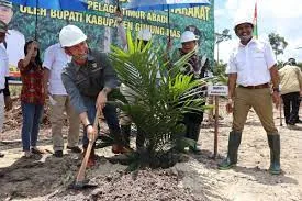 Bupati Gunung Mas Serahkan SK Plasma Kebun Sawit Untuk Para Petani