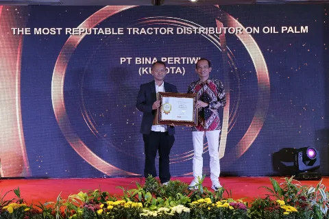Traktor Kubota 50 HP Solusi Mekanisasi di Kebun Sawit