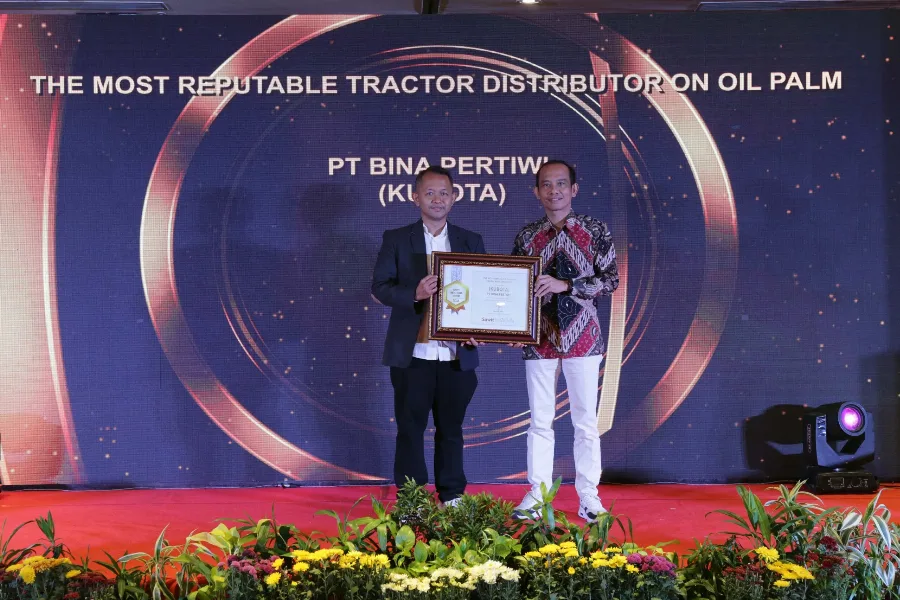 Traktor Kubota 50 HP Solusi Mekanisasi di Kebun Sawit