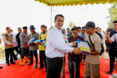 Pupuk dan Mekanisasi Untuk Tingkatkan Produksi Petani