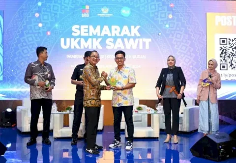 CEO Sm-art Batik Menunjukkan Progres Pengembangan Industri Batik Sawit
