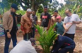 Muhammadiyah Lhokseumawe Tanam Sawit di Lahan Wakaf