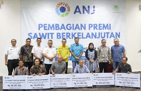 Sahabat Mewah Makmur Serahkan Premi CSPO Rp 442,2 Juta Kepada 476 Petani Belitung Timur