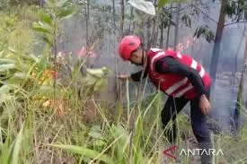 Polda Kalimantan Timur Membantu Petugas BPBD Mencegah Meluasnya Karhutla