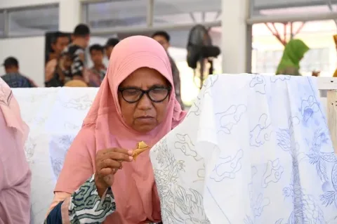 100 Pengerajin Batik Cirebon Mencoba Malam Berbasis Sawit