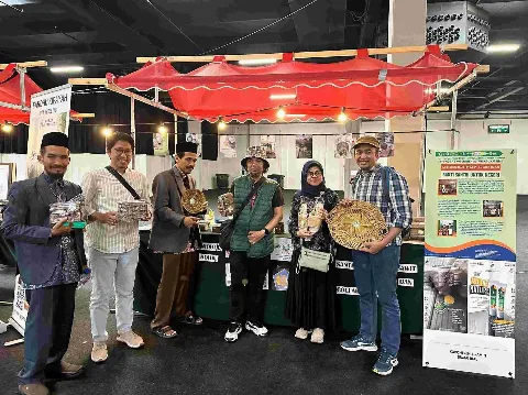 Ponpes Al Amin Dumai Tampilkan Produk Turunan Sawit dalam Festival Islam Kepulauan di Belanda
