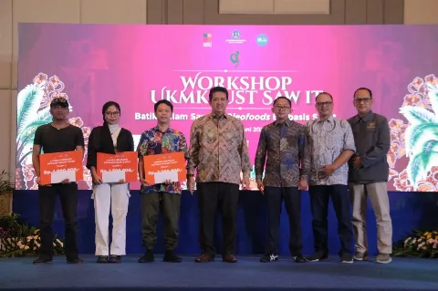 Penyandang Disabilitas Juara 1 Lomba Membatik dengan Malam Sawit  BPDPKS