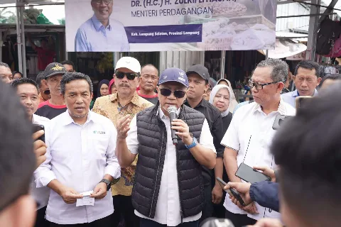Mendag Zulkifli Hasan Tinjau Pasar Natar, Minyakita Rp16.000/liter