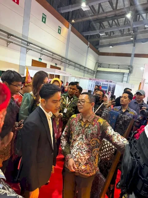 Gibran Rakabuming Raka Mengagumi Rompi Antipeluru Berbahan Kelapa Sawit