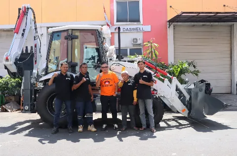 Multifungsi Backhoe Loader Daswell Bagi Pelaku Sawit