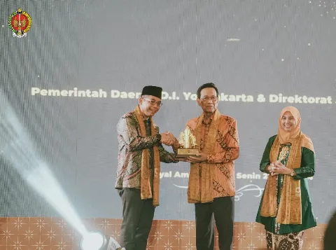 Selendang Batik Sawit Dikenakan Gubernur DIY dan Dirjen Pajak di Acara Pahargyan Paramata