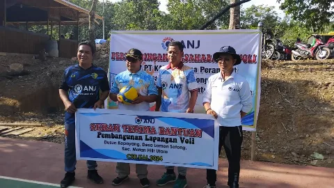 Dukung Pengembangan Olahraga PT KAL Membangun Lapangan Voli di Desa Laman Satong