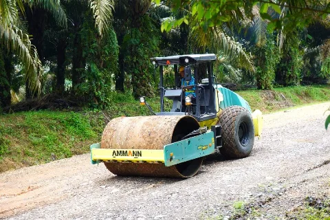 Multicrane Perkasa Pasarkan Alat Berat Jalan Perkebunan Berteknologi Eropa