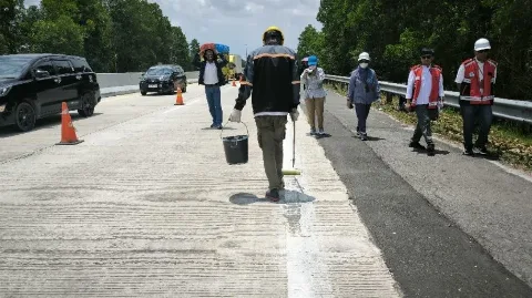 Keren! Kolaborasi ITB, Perhutani dan PT Hakaaston Manfaatkan Sawit dan Getah Pinus Untuk Marka Jalan Tol Terbanggi Besar