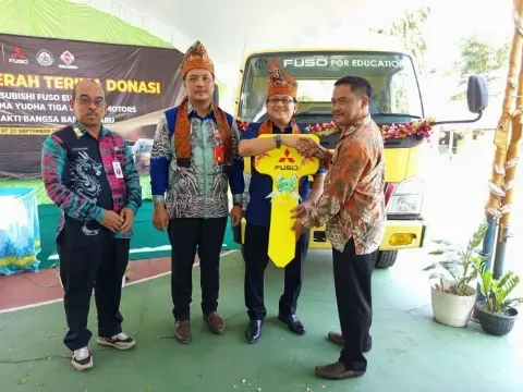 KTB Donasikan Mitsubishi Fuso Canter Euro 4 Kepada SMK Bhakti Bangsa Banjarbaru