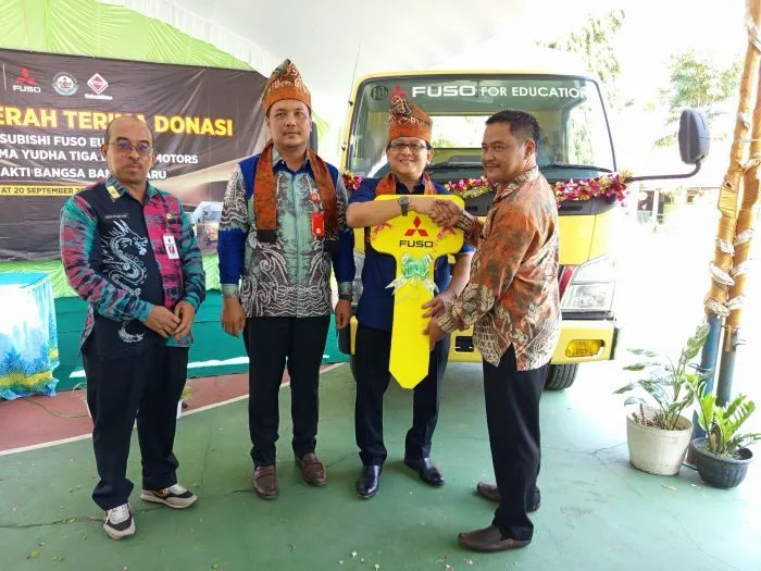 KTB Donasikan Mitsubishi Fuso Canter Euro 4 Kepada SMK Bhakti Bangsa Banjarbaru