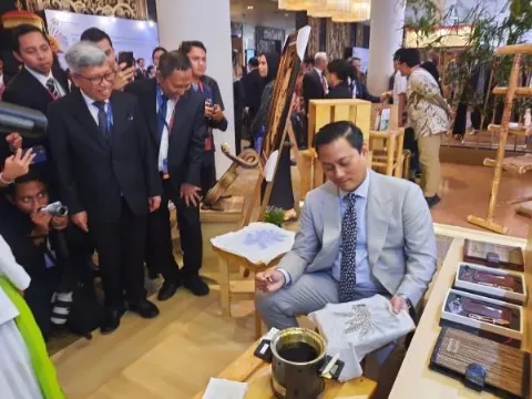 Batik Sawit Dapat Pujian Wamenkeu Thomas Djiwandono