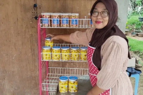 UMKM Lestari Jaya Manfaatkan Sosial Media di Tengah Rindangnya Perkebunan Kelapa Sawit