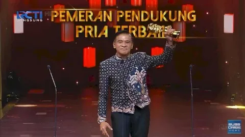 Donny Damara Tampil Elegan Menggunakan Produk Fesyen Batik Sawit