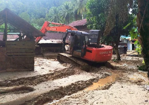 ANJAS Membantu Evakuasi dan Pembersihan Banjir Lumpur di Simaronop, Kabupaten Tapanuli Selatan
