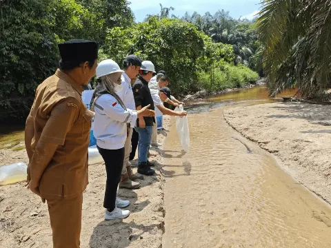 Tebar 60.000 Bibit Ikan PTPN IV Regional III Dukung Ketahanan Pangan