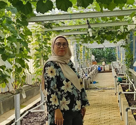 Veritia Raih Doktor Ilmu Manajemen, Bahas Niat Pindah Kerja Asisten Kebun Perusahaan Sawit