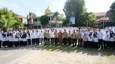 PTPN IV Regional III Bersinergi Dengan Pemerintah Kota Pekanbaru dan Para Siswa MAN 2 Pekanbaru Lakukan Penghijauan Kota