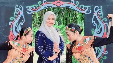 Perkenalkan Puspo Rini Seorang Guru Astra Agro, Daur Ulang Bahan Bekas Menjadi Kostum Tari Kalimantan Tengah