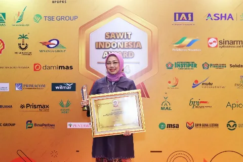 Dr. Musdhalifah Machmud Dianugerahi Lifetime Achievement Sawit Indonesia Award 2024