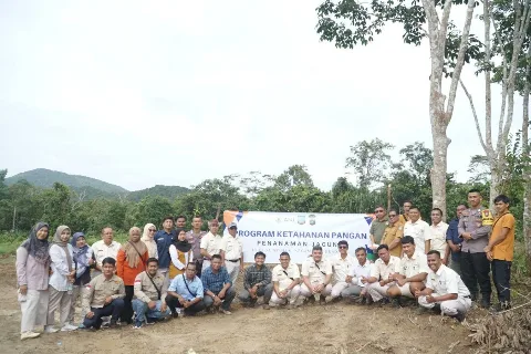 PT Sahabat Mewah dan Makmur Dukung Swasembada Pangan Berkolaborasi Dengan Polsek Dendang dan Pemerintah Desa Nyuruk